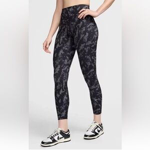 NWT Women's Nike One 7/8 length Black Patterned Leggings. Women’s medium
